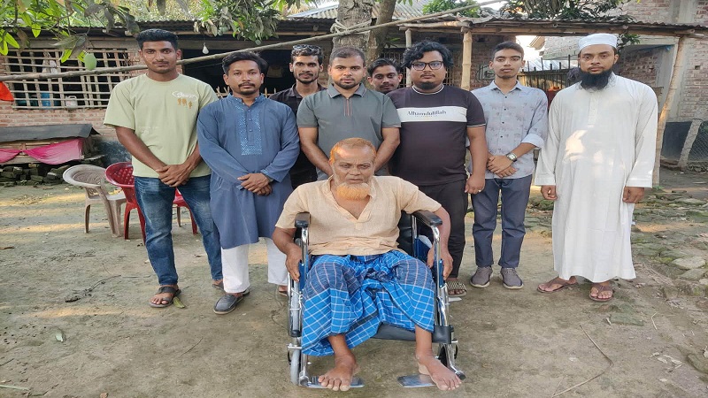 পঙ্গু-প্রতিবন্ধীকে হুইলচেয়ার প্রদান করল 'চৌগাছা পরিবার’স্বেচ্ছাসেবী সংগঠন